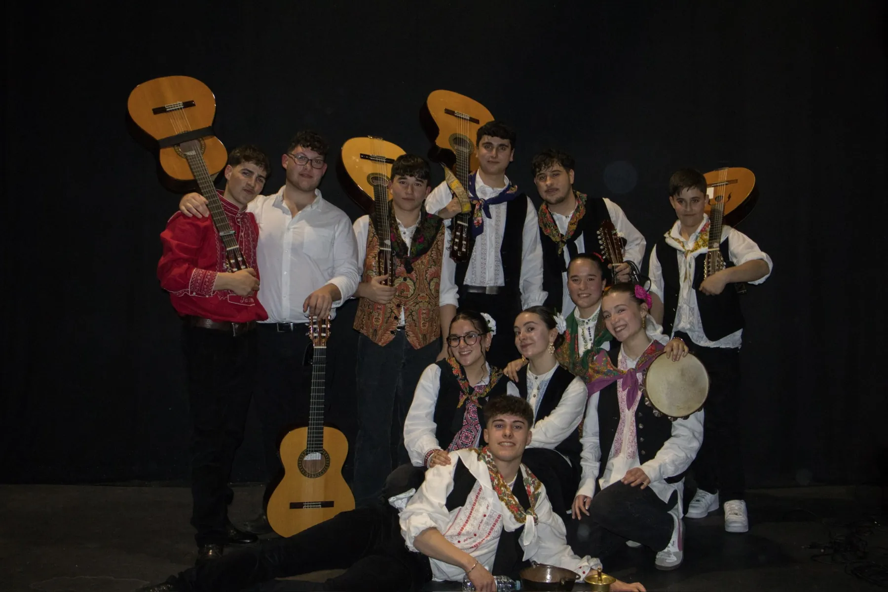 Los Saltagavias posando con sus guitarras, panderetas y trajes tradicionales de La Vera
