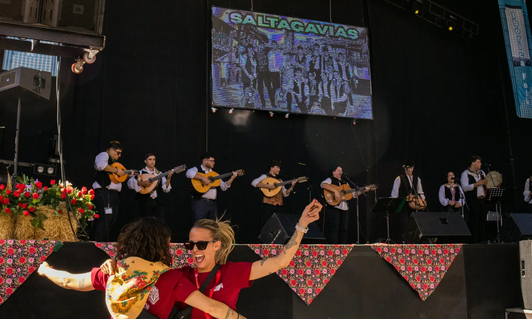 Público bailando delante del escenario mientras toca el grupo