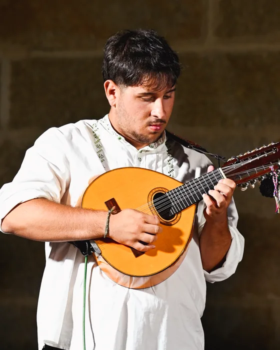 Alberto Propín tocando con Los Saltagavias