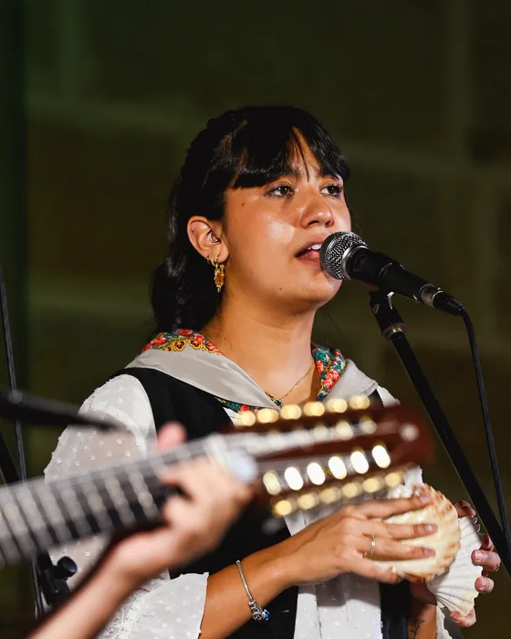 Daniela Lancho Pino tocando con Los Saltagavias