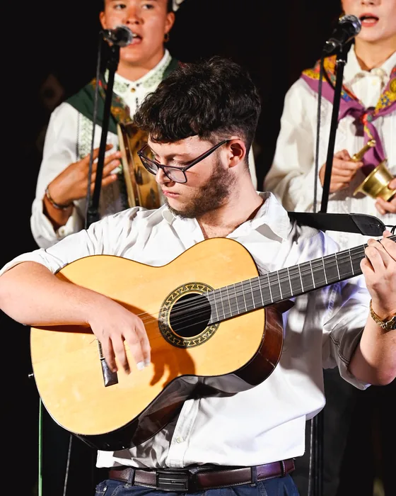 Gonzalo García tocando con Los Saltagavias