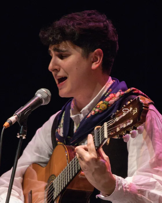 Javier Domínguez tocando con Los Saltagavias