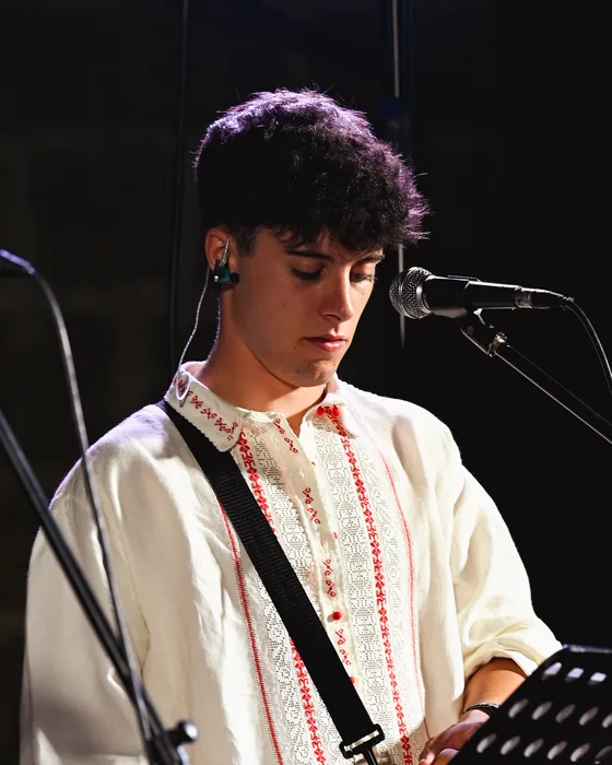 Javier Sánchez Acosta tocando con Los Saltagavias