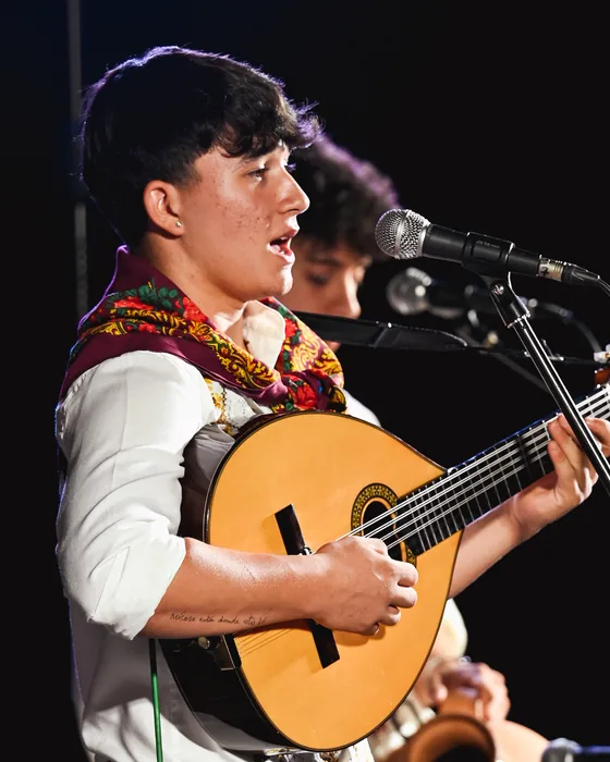 Leo Vázquez tocando con Los Saltagavias
