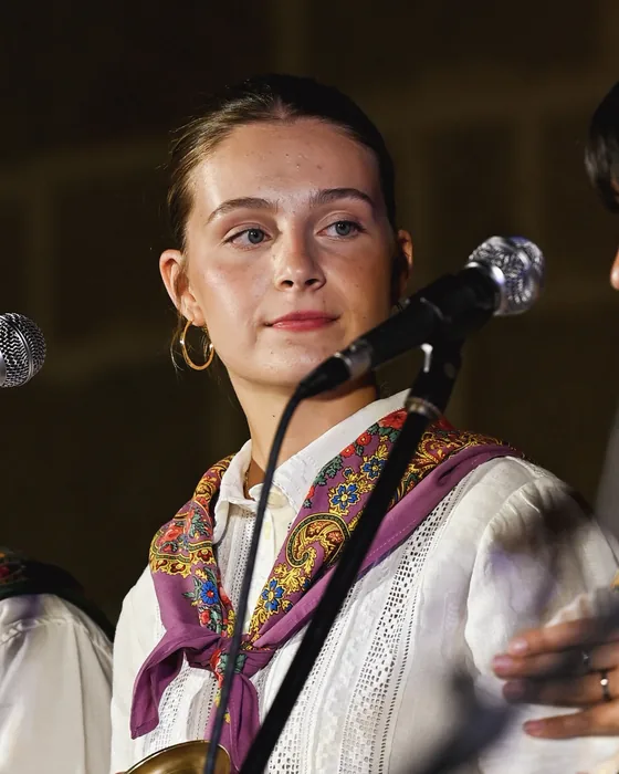 María Sánchez tocando con Los Saltagavias