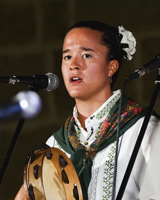 Mariela Vázquez tocando con Los Saltagavias