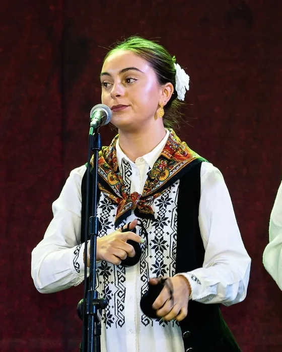 Paula Salinero tocando con Los Saltagavias