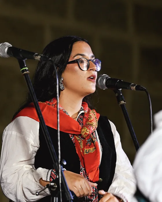 Raquel Manzano tocando con Los Saltagavias